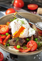 Salad with chicken livers, vegetables and poached egg
