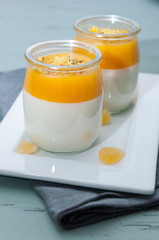 Postre italiano de panacota con mango