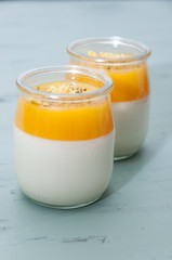 Postre italiano de panacota con mango