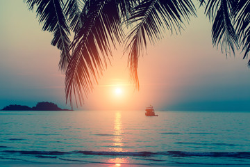 Beau coucher de soleil sur la côte de la mer tropicale.