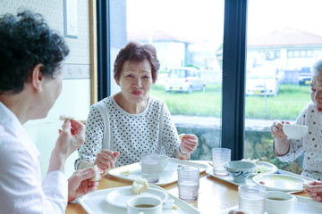 楽しくおしゃべりをしている高齢者女性 コーヒータイム