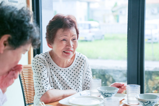 楽しく食事をしている高齢者女性