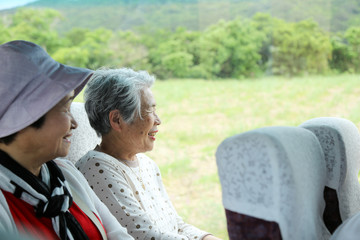 観光バス旅行 高齢者女性