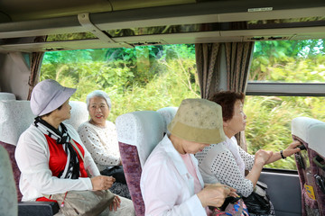 観光バス旅行 高齢者女性