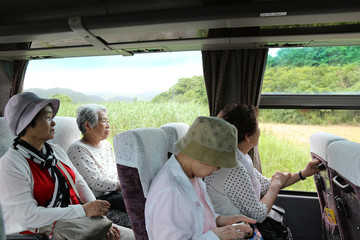 観光バス旅行 高齢者女性