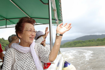 ボートに乗っている高齢者女性 マングローブ