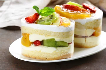 Rolgordijnen Healthy summer dessert with fresh fruit, biscuits and yoghurt © Olga Kriger
