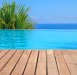  piscine à débordement avec vue sur l'océan.
