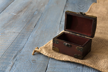 Obraz premium Wooden chest or trunk at serenity wood background