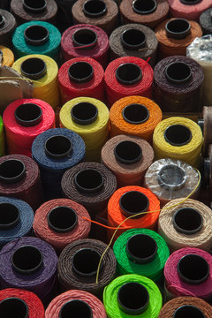 Rocchetti di filo colorati