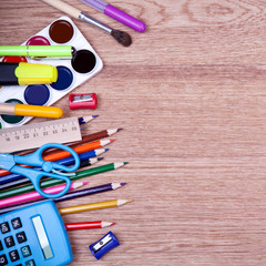 Naklejka premium School art supplies on the desk