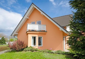 modernes Einfamilienhaus im Sommer