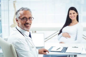 Obraz premium Pregnant woman sitting at clinic for health checkup