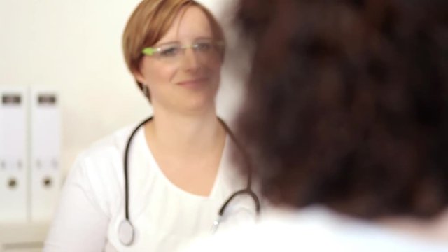 Eine junge &Auml;rztin erkl&auml;rt ihrer Patientin ihre Erkrankung