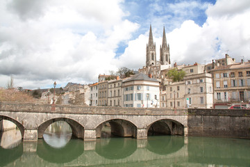 Niort. Le pont sur la Sèvre Niortaise et l'église saint André. Deux Sèvres, Poitou Charentes