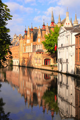 Obraz premium Średniowieczne budynki wzdłuż kanału w Brugii w Belgii