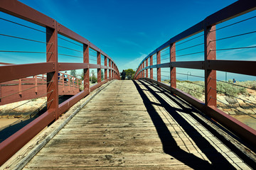 Obraz premium wooden walkway with railings disappearing into the horizon