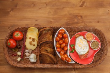 Fried bread with garlic and tomatoes. Toast to eat. Domestic food preparation. Quick to prepare meals for guests.
