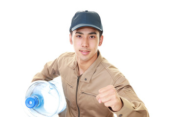 ボトルを運ぶ男性