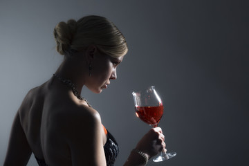 Schöne Frau hält ein Glas Rosewein