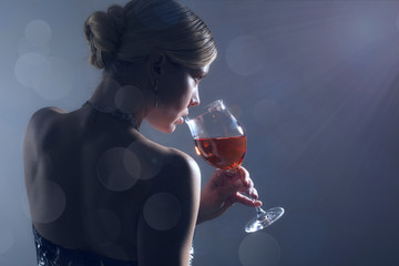 Schöne Frau hält ein Glas Rosewein