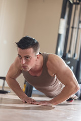 Obraz premium Handsome fit man exercising a the gym