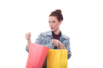 junge frau ist begeistert über shopping schnäppchen