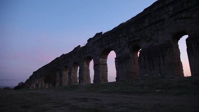 Acquesotto romano al tramonto in timelapse