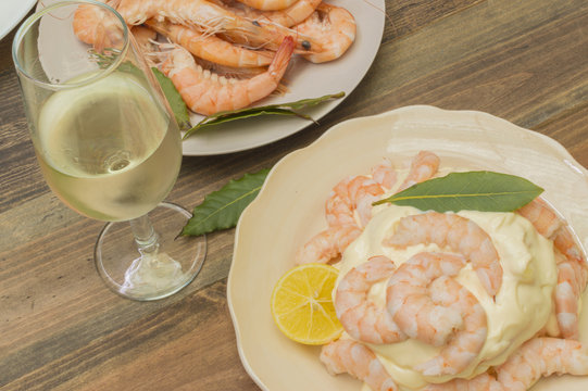 mariscos,langostinos cocidos con mayonesa,copa de vino blanco