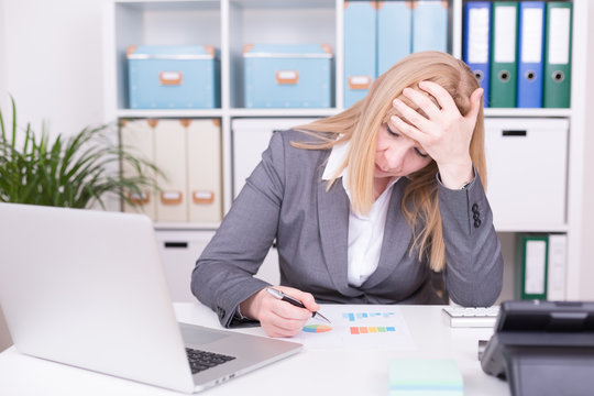 Besorgte Frau im B&uuml;ro