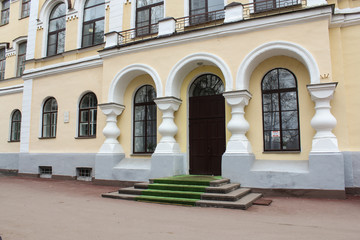 Fototapeta na wymiar The door to the Novgorod Institute of Humanities.