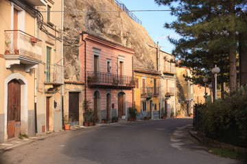 Sperlinga, Houses on the rock