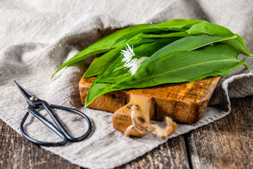 Frischer Bärlauch auf Holzbrett und Leinentuch