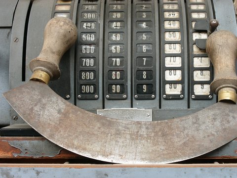 Altes Wiegemesser mit Patina vor einer alten Registrierkasse in einem Laden f&uuml;r Antiquit&auml;ten in Gro&szlig;auheim am Main bei Hanau im Main-Kinzig-Kreis in Hessen