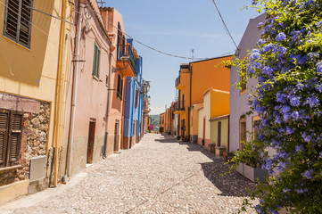 Bosa, Altstadt, Stadt, Altstadtviertel, Altstadthäuser, historische Häuser, farbige Häuser, Gassen, Sommerferien, Sommer, Insel, Mittelmeer, Sardinien, Italien