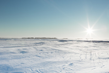 Obraz premium the desolate winter landscape and the sun's rays