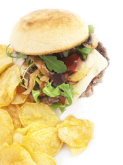 Hamburguesa con patatas fritas vista desde arriba