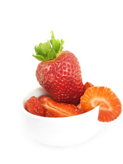 Fresas dentro de un cuenco blanco sobre fondo blanco aislado. Vista de frente y de cerca. Formato vertical