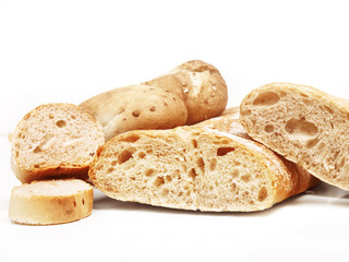 Pan natural y fresco entero y en rodajas sobre fondo blanco aislado. Vista de frente. Copy space