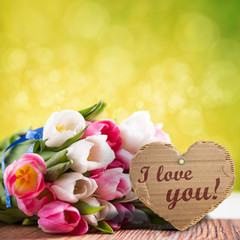 Tulpen mit Herzanhänger und "I love you!"-Aufschrift