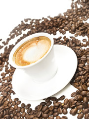Taza de Caf&eacute; con leche y granos de caf&eacute;
