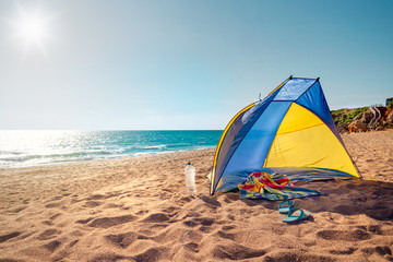 Fototapeta premium Scena plażowa z namiotem plażowym