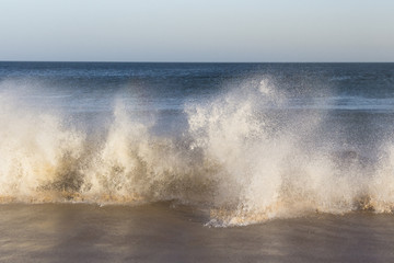 Wellen am Sandstrand