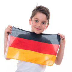 kind zeigt die deutsche flagge