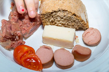 Insalata mista nel piatto, insalata estiva, insalata condita con pane in primo piano su piatto da...