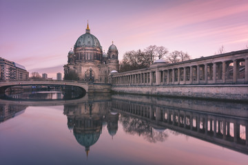 Berliner Dom mit Spiegelung im Wasser zur Dämmerung