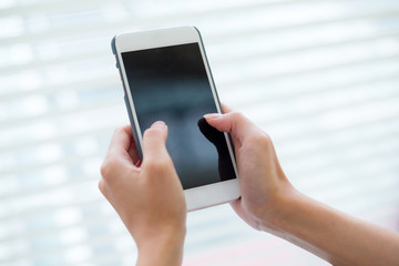 Woma use of cellphone