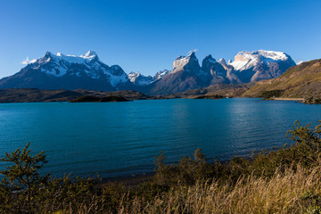 Fototapeta na wymiar Blick vom Lago Pehoè auf den Cerro Paine Grande und den Cuerno, Torres del Paine Nationalpark, Patagonien