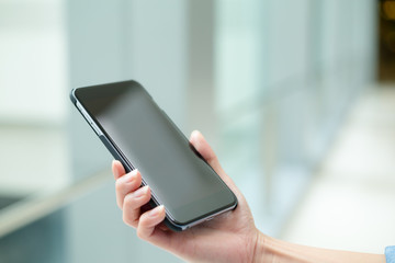 Woma use of cellphone