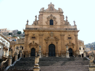 Obraz premium Sicile, devant les statues de l'église San Pietro à Modica